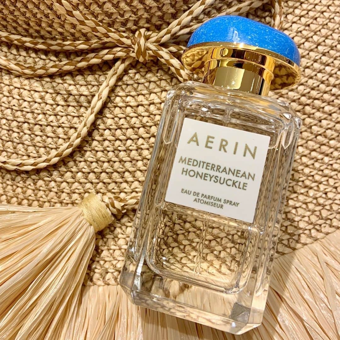 のインスタグラム：「The beauty of #fragrance is that it can transport your senses anytime, anywhere. ☀️ Escape to the sun-drenched, azure-blue Mediterranean with @AERIN's Mediterranean Honeysuckle Eau de Parfum. Let notes of Sweet Honeysuckle and sparkling Grapefruit take you there – tap to shop! #AERINBeauty #MyPerfectEscape ⁣ ⁣ #regram: #EsteeTeam @michellexadri」