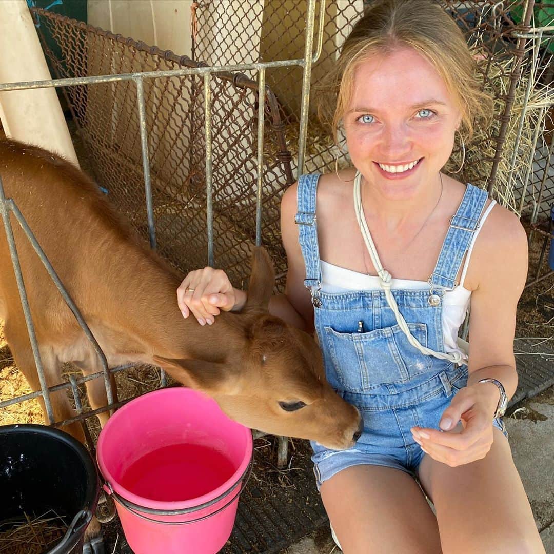 ヴラダ・ロスリャコヴァのインスタグラム：「Visiting local farm, making new friends while I can’t  go to Siberia this summer to visit my family’s village...」