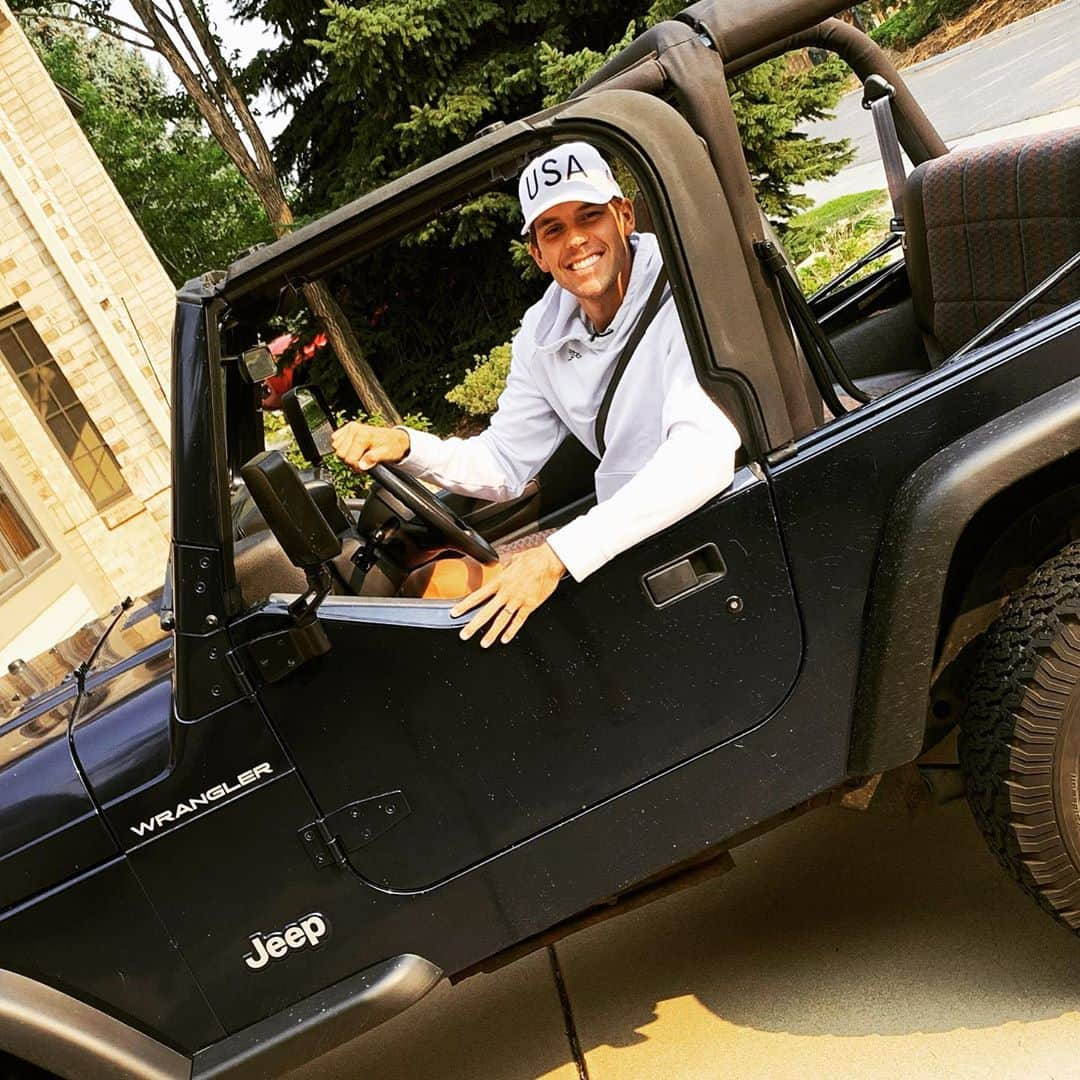 メリッサ・フランクリンさんのインスタグラム写真 - (メリッサ・フランクリンInstagram)「For as long as I can remember, a Jeep Wrangler has been my dream car. We had one for a few years growing up, and I remember every Sunday driving to Marie Calendar’s to get coconut cream pie with my dad (lol yes, every Sunday🙈) Yesterday, I came home to this parked in our driveway. My hubby found the PERFECT 2001 Wrangler that we couldn’t love more. I had my first lesson driving stick this morning and we had the best time in the world. Major shoutout to Timothy Hayes Johnson who is constantly finding ways to surprise me and make me the happiest human in the world. Whether it’s a random hand written note, helping so much around the house without ever being asked, or just sometimes by getting my dream car😍 We would love some name suggestions!!! Comment any of your best name ideas! My fav is Baloo so far🤗💙」8月24日 2時07分 - missyfranklin88