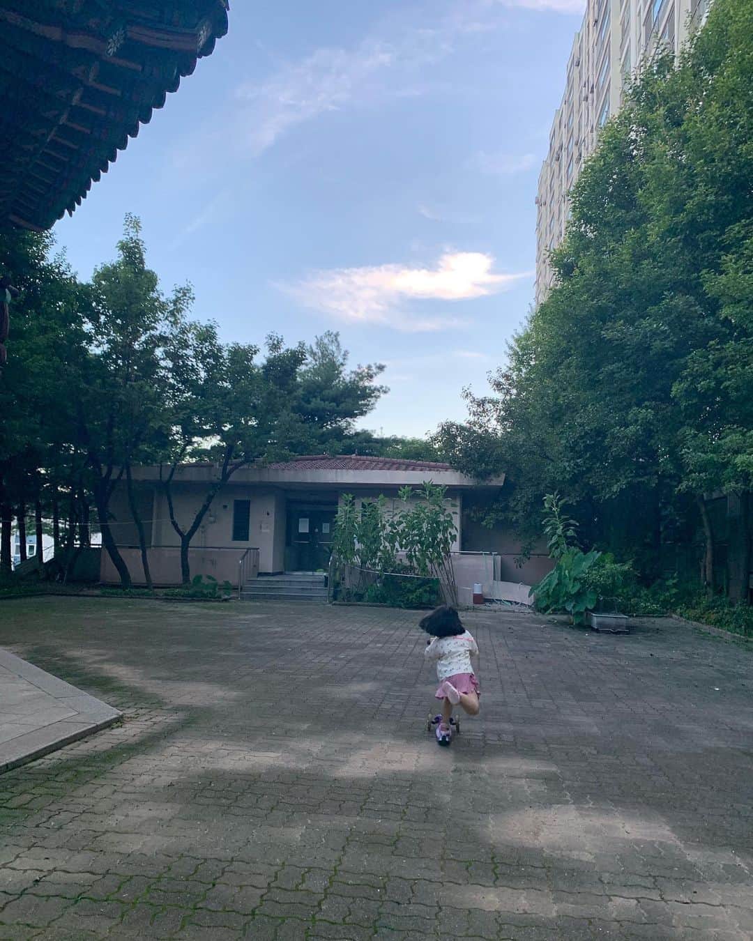 イ・ユンジのインスタグラム：「#잠못이루는밤#너의씽씽이처럼신나는내일이면얼마나좋을까#여기서이뤄진모든것들을기억하고감사해#소울이는오늘드디어#뒤집기기술을#엄마앞에서선보였고#너는언제나처럼싱그러웠다#이뻤던하늘아래감사기도🙏#20200823」