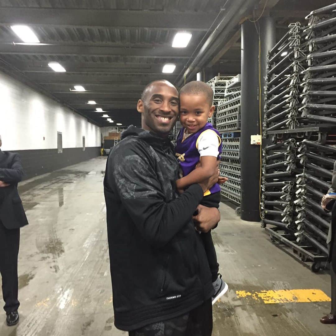 アイザイア・トーマスのインスタグラム：「Happy birthday @kobebryant , We miss you killa!!! 💜💛🐍🏁 God please be with his family 🙏🏾」