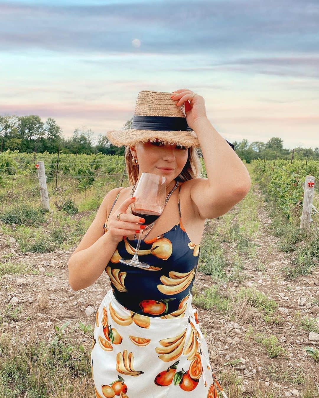 トーリ・ウェブスターのインスタグラム：「Oh, look, wearing fruits & sipping grapes 🍇wearing @songofstyle by the queen @aimeesong 🍏🍌🍷」