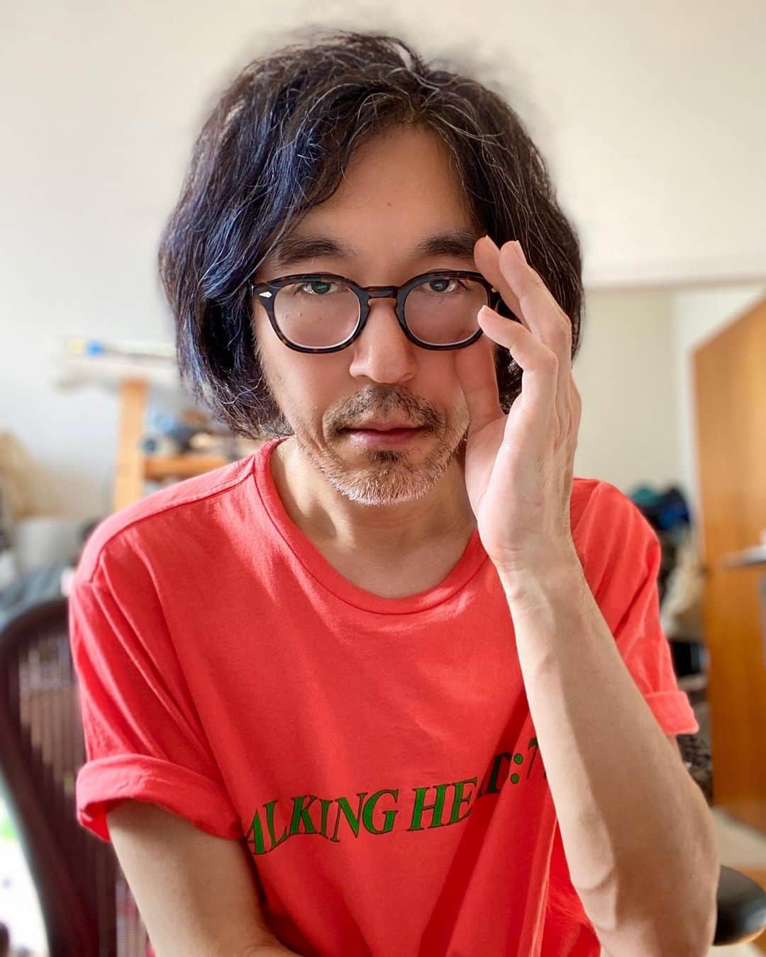 ケンゾーミナミのインスタグラム：「About the ¼ of past 5 months, I have been living in this #TalkingHeads77 T-shirt. (Though my favorite @talkingheadsofficial album is #RemainInLight with its coolest album-opening song “Born Under Punches”.)   I feel like after this ends (if it ends) I either have to build a shrine for these very limited number of clothes that I have lived in, seal them in time capsule, or burn them all to exorcise them. (Or ask everyone to photograph an item from this period and make a book out of them.)  この過去5ヶ月間のほぼ4分の1はこのTシャツを着ている気がする。  #talkingheads #トーキングヘッズ」