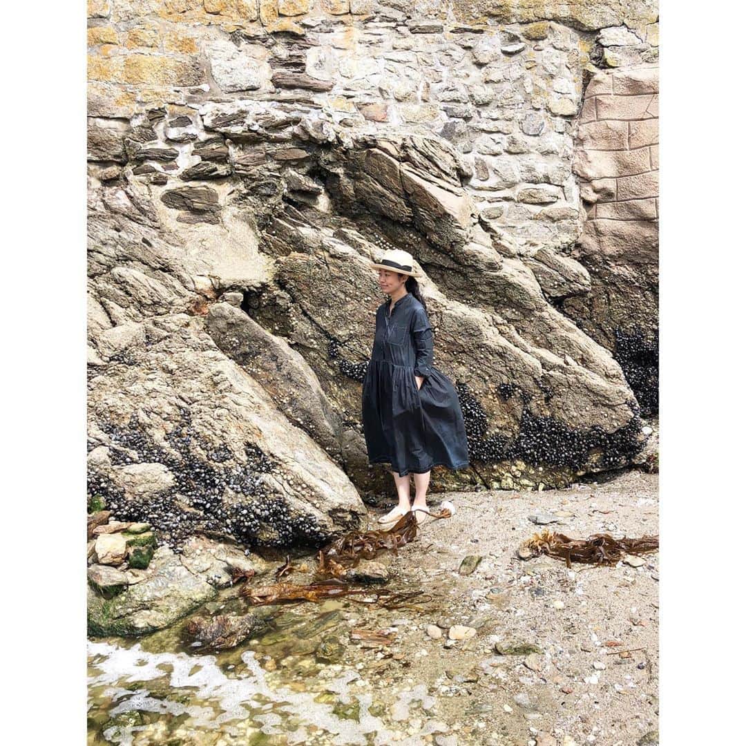 コレニモさんのインスタグラム写真 - (コレニモInstagram)「Exploring quiet beautiful local beach. I’m wearing Colenimo Detachable ruffle collar dress💙#madeinengland with natural fabrics👌🌿#Cornwall #Colenimo #madeinlondon #colenimoshop #columbiaroad」8月24日 2時29分 - colenimo