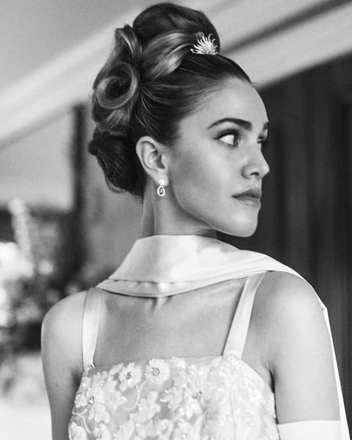 のインスタグラム：「For @Julia.Loomis's intimate wedding ceremony to @SethTringale in New York City, the bride referenced a timeless icon for her wedding look: Audrey Hepburn.  Throughout her wedding weekend, Julia wore a 1890 convertible diamond sunburst barrette-brooch. “Because of the barrette/brooch convertibility, I was inspired to use it as a tiara in the same hairstyle as Audrey Hepburn in My Fair Lady,” she says, with the full look created by hairstylist @josephmaine. Check out more of the beautiful photos from their wedding at the link in our bio, and on @vogueweddings. Photo by @kellytaub」