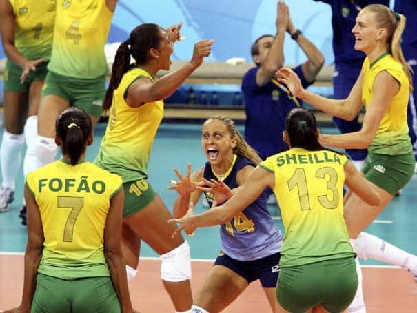 シェイラ・カストロのインスタグラム：「12 anos do primeiro ouro olímpico meu, nosso, do vôlei feminino!!! 12 anos que nossos nomes ficaram gravados pra sempre na história mundial do esporte! E essa é a foto do segundo após o último ponto!!! Que recordação!!! Que delícia!!! #12anos #campeasolimpicas #eternas #prasemprenahistoria #pequim2008 #beijing2008」