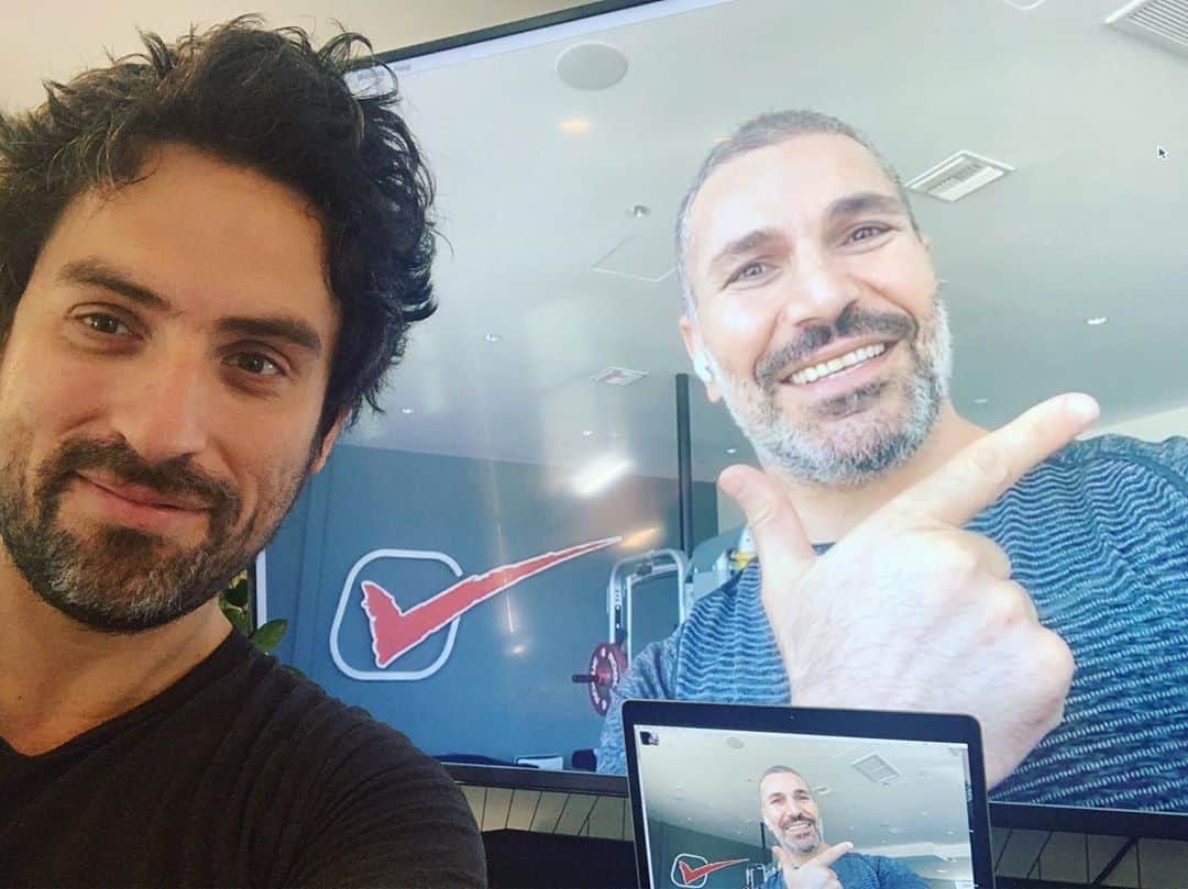 エド・ウィークスのインスタグラム：「During the past 4 years this legend @siavash.motiei at @checkonitfitness has been keeping me pain-free and in shape. Damn! This shape I’m in. Why can’t you deal with the shape I’m in? I’ll tell you. Because I’m IN it, this shape, and I’m nigh-on impossible to find under all the absolute SHAPE. It defies geometry, this shape. It’s a bit like a square shape, but it’s also triangular, like a different shape? It’s right-angled AND it’s fucking isosceles. SHAPE ME TILL I SHIT!!!  Anyway, thanks Sia xx」