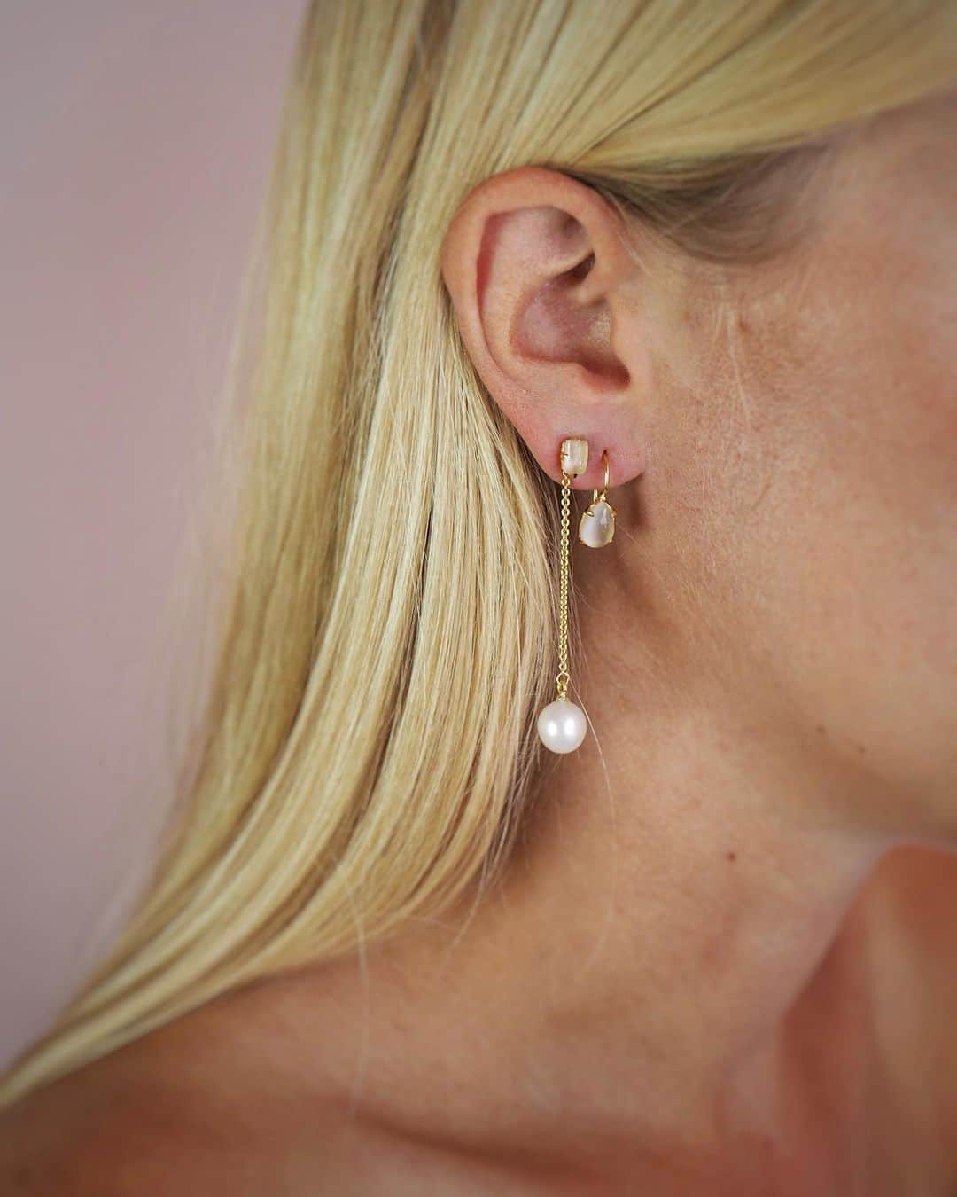 のインスタグラム：「Explore your creativity with the new pieces from our Gem Candy Collection set with Moonstone and white pearl✨ #carrejewellery」