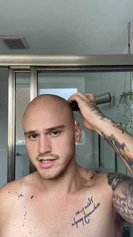 ブランドン・シェイアのインスタグラム：「I have to shave my head like every 2 days at this point... The hair I have left is really tryna stay there lol 😂」
