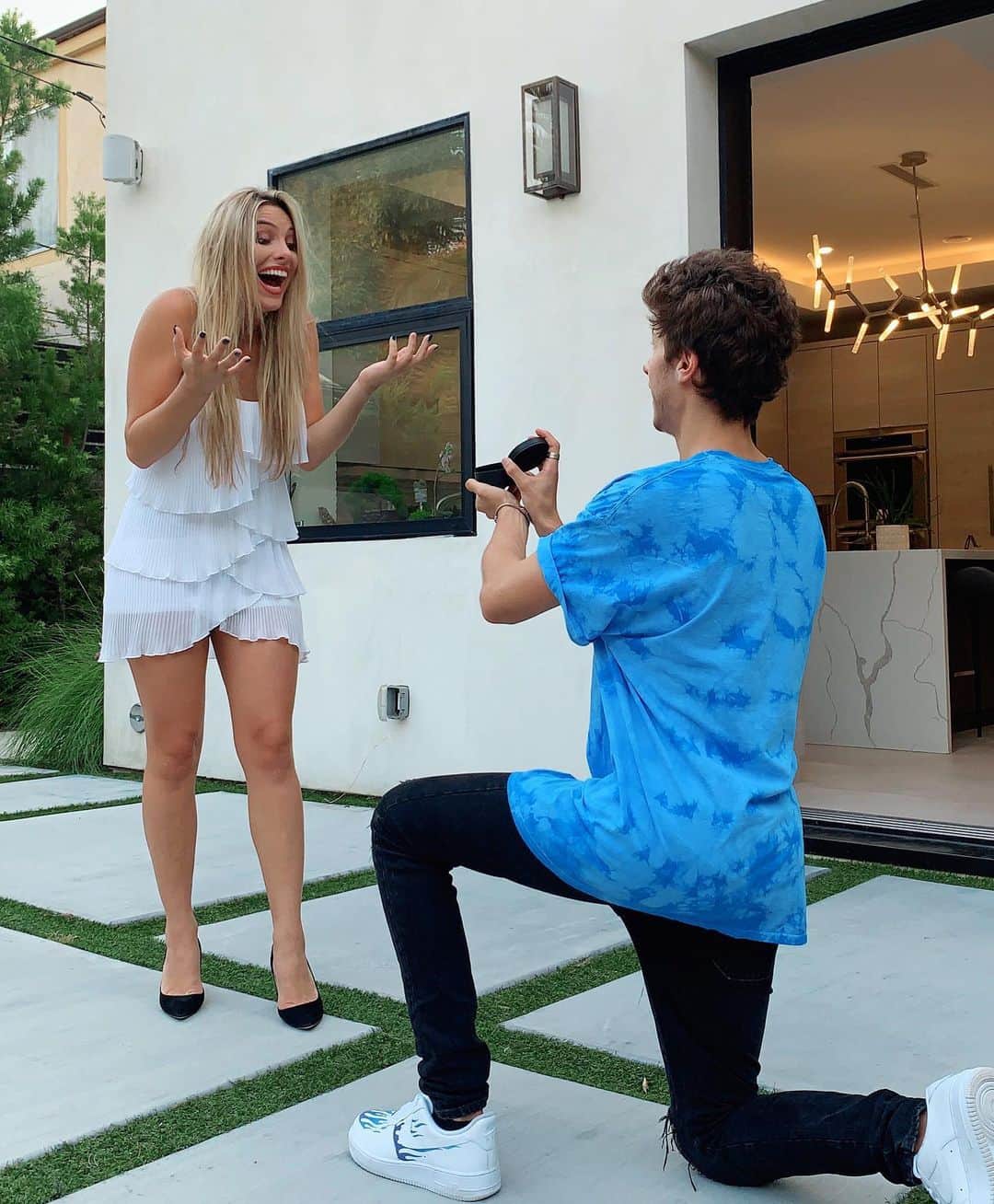 Leleponsさんのインスタグラム写真 - (LeleponsInstagram)「ALWAYS KNEW THIS DAY WOULD COME 😱😱😱😱 I SAID YES !!! @juanpazurita」8月24日 2時50分 - lelepons