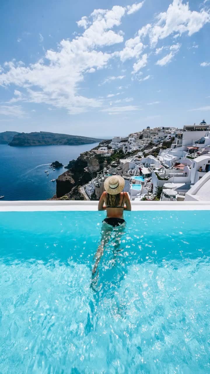 Izkizのインスタグラム：「Waking up to this view 💙 #santorini #greece #travel #reels」