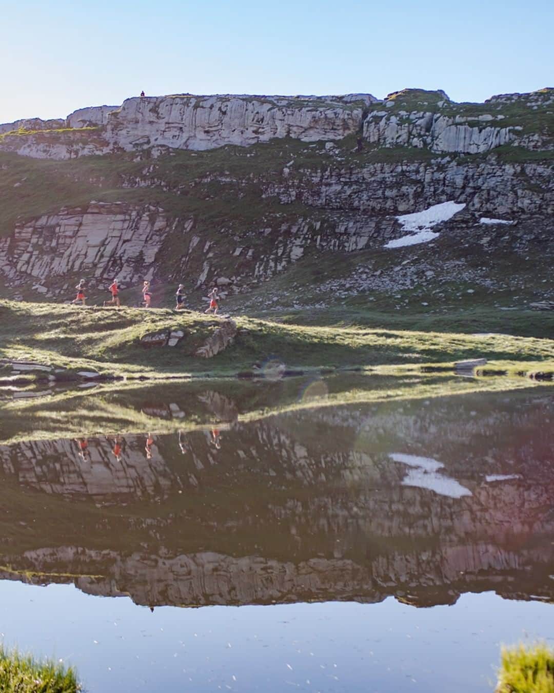 ミレーのインスタグラム：「Training seems like a lot of fun for the @team_matryx_trail_running crew!  📷 @imagine.arnaudlesueur   #MilletRiseUp」