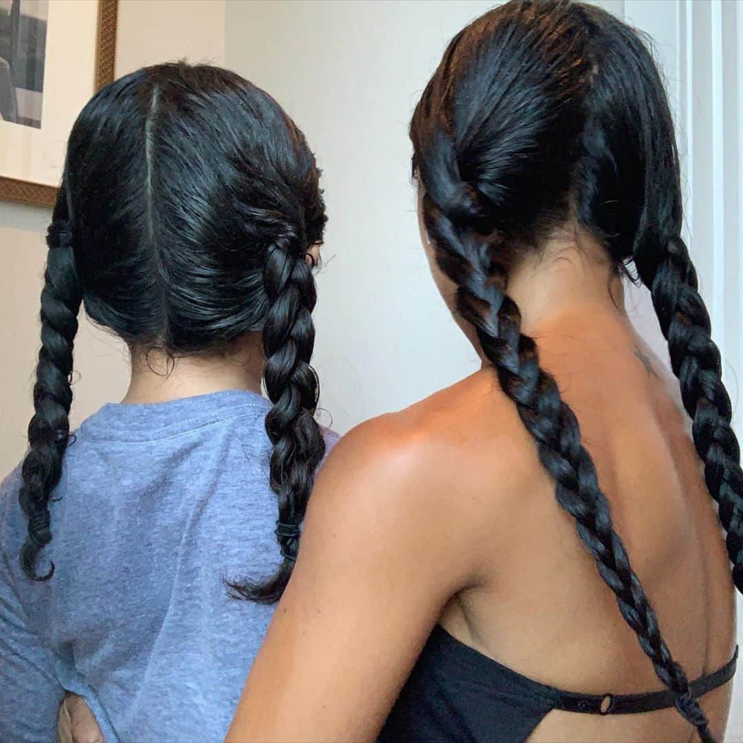 のインスタグラム：「One of our favorite beauty moments this week was photographer Elizabeth de la Piedra wearing twinning aloe hair masks and pigtail braids with her adorable “baby boy.” At the link in our bio, we share our full roundup of the best beauty Instagrams over the past few days. #regram @elizabethdelapiedra」