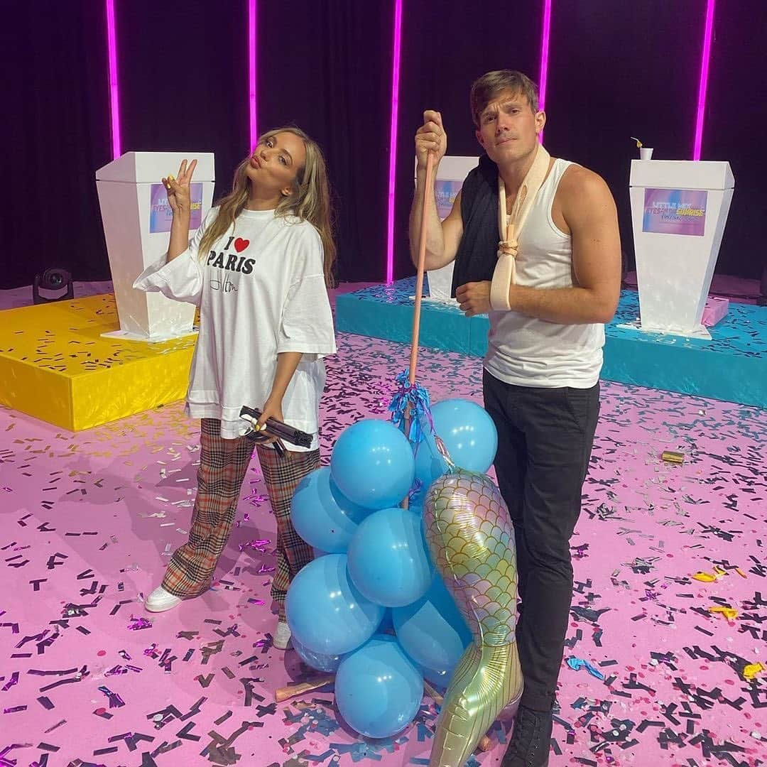 リトル・ミックスさんのインスタグラム写真 - (リトル・ミックスInstagram)「Throwback to the quiz last week 💕 @jadethirlwall @iamwillbest」8月24日 3時01分 - littlemix