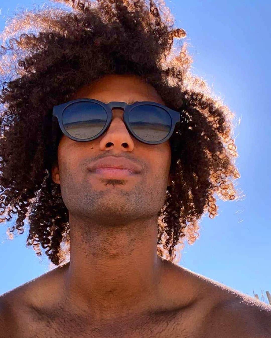 BOSEさんのインスタグラム写真 - (BOSEInstagram)「Hair and sunnies on point for the perfect beach day. 🕶️🎵 #BoseFrames   📸: @charles_siawafriyie」8月24日 3時06分 - bose