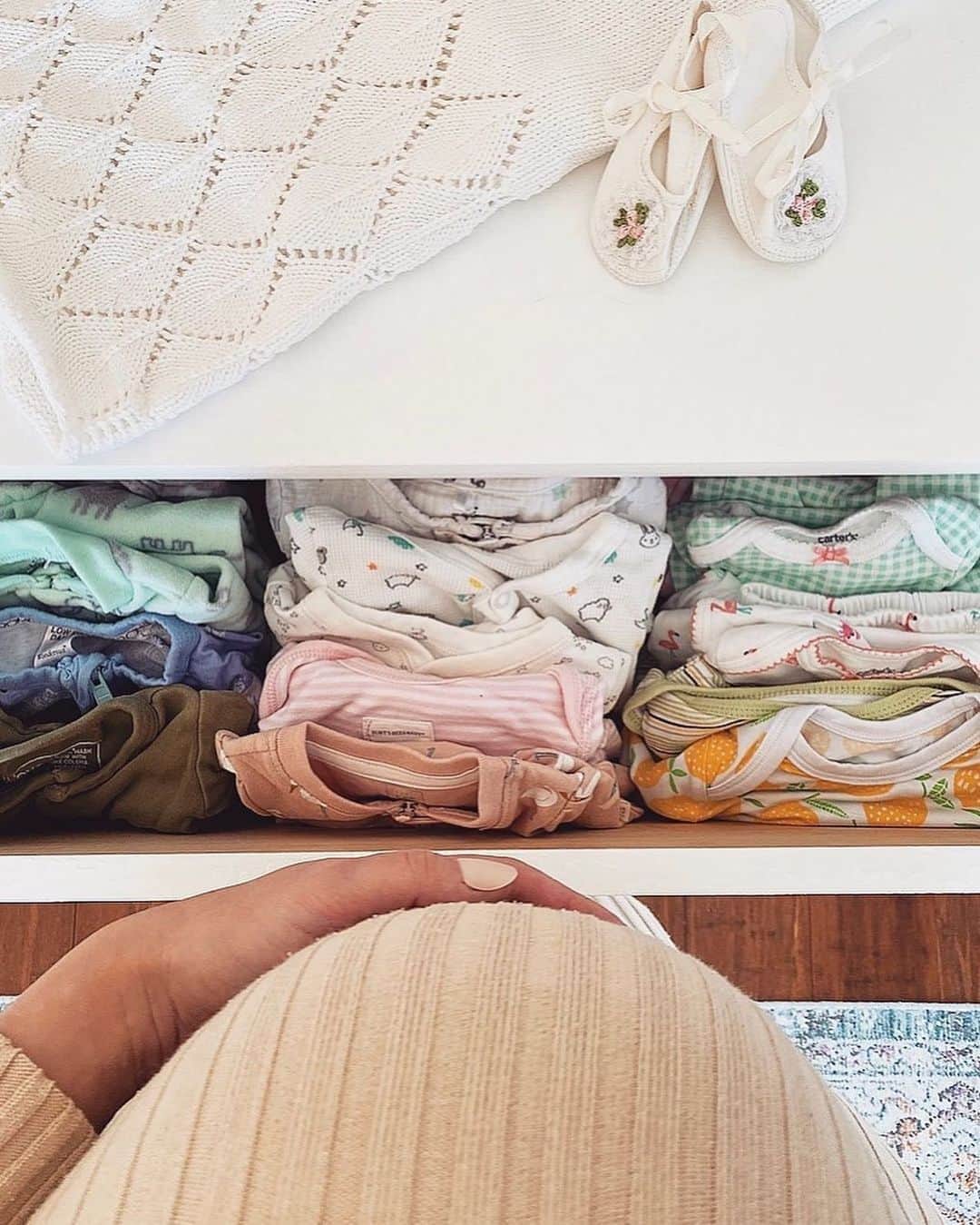 のインスタグラム：「The sweetest view. 🤍🧺✨ Comment with your baby must-haves for all the expectant mamas! ⤵️ #bringinghomebaby #expecting #lovecarters 📷: @claudiawiegmann」