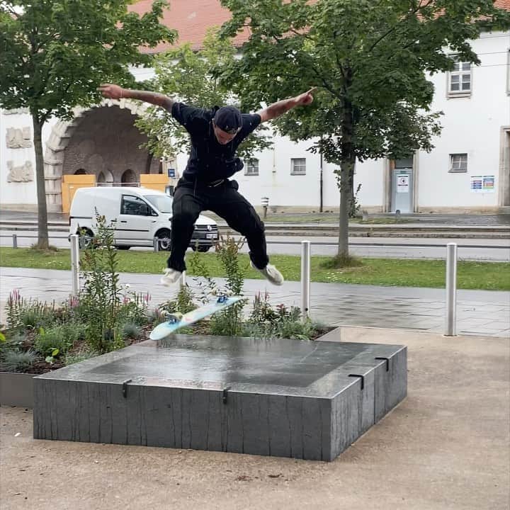のインスタグラム：「Quick feet ☔️☔️」
