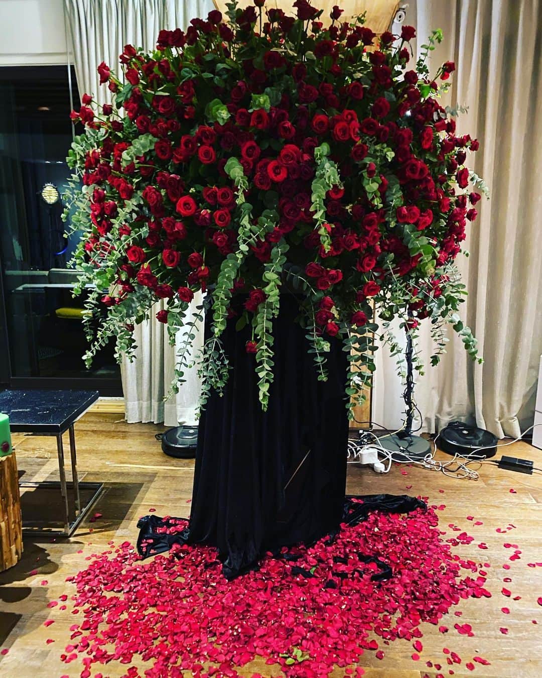 エルヴァ・シャオのインスタグラム：「Thank you my love  1047 days 1047 roses 🌹 Thank you for always being there for me through thick and thin @justinwongho  #thankyoumommy  #happybirthdaytome ❤️」