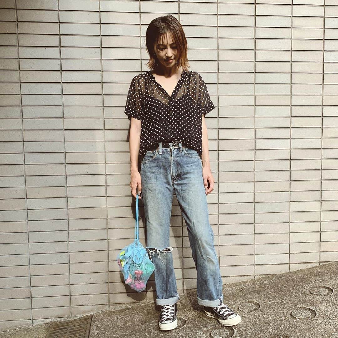 のインスタグラム：「久々に涼しかったので、公園に行きました。おろしたてのドットシャツ✌️🤍🤍🤍 まさかの赤ちゃんのおもらしがついてしまい、ショック。笑 毎晩早く寝るのに、3時くらいに目が覚める。自分時間ということにしよう♫ . . . #ootd #new #shirts #dot @driesvannoten  @levis  @converse_jp  #みさこファッション」