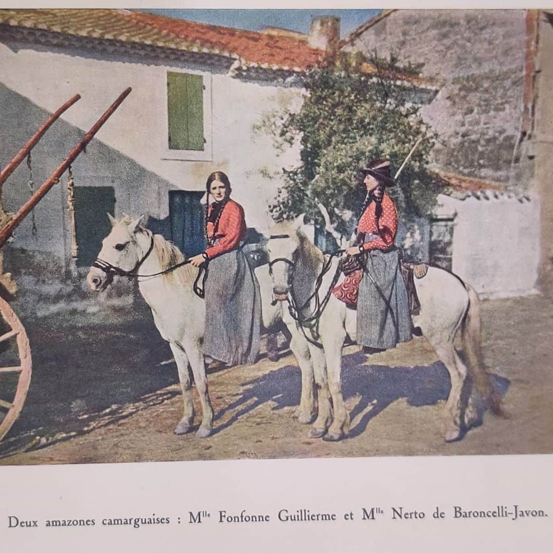 のインスタグラム：「Une rare photo des amazones camarguaises ❤️  #beautegardiane  #camargue #gardiane #camarguehorses #gardian #cowboy #amazones #fonfonne #baroncelli #folklore #traditionfrancaise #chevalcamargue #frenchhistory #workwearstyle #vintageworkwear #vintagephotography #saintesmariesdelamer#nîmes #montpellier #arlesiennes #arles#camargueprovencale #vintageclothing #tradition #womanpower #womanstyle  #nacioungardiano #tulasenslacanargue」