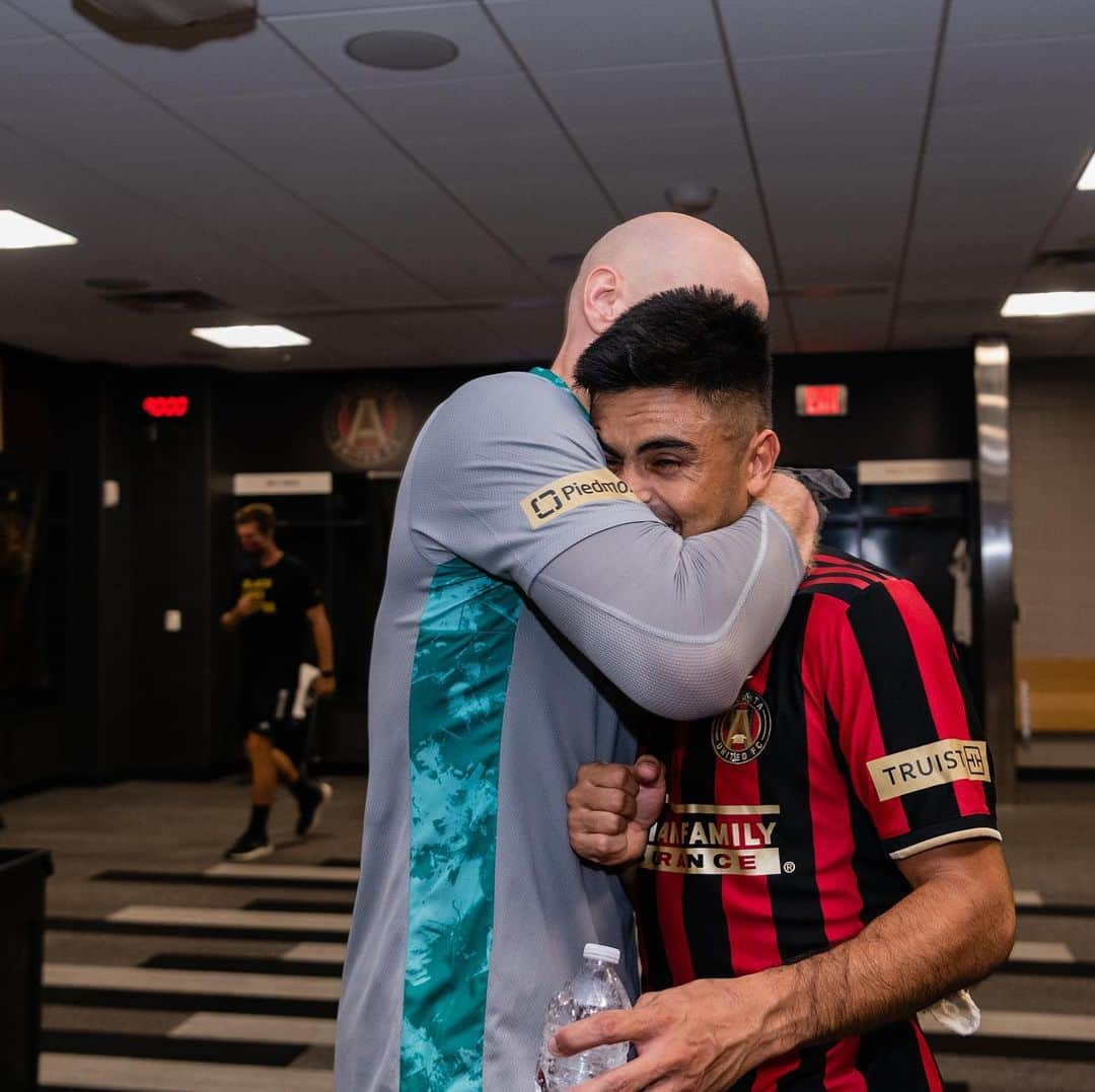 ブラッド・グザンさんのインスタグラム写真 - (ブラッド・グザンInstagram)「Felt great to be back @mercedesbenzstadium but missed all of our fans! We know you were with us! Fantastic result and great goals from this guy! @pity_martinez  #uniteandconquer🔴⚫️ @atlutd」8月24日 3時55分 - bguzan