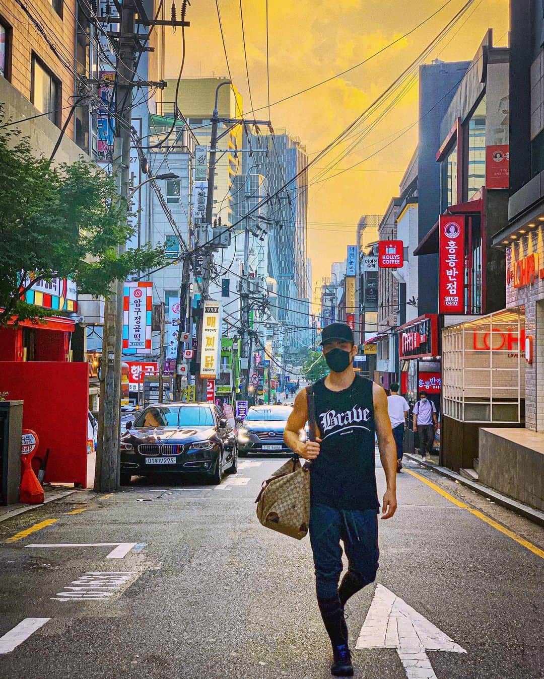 のインスタグラム：「I’d like to keep it on, please.」