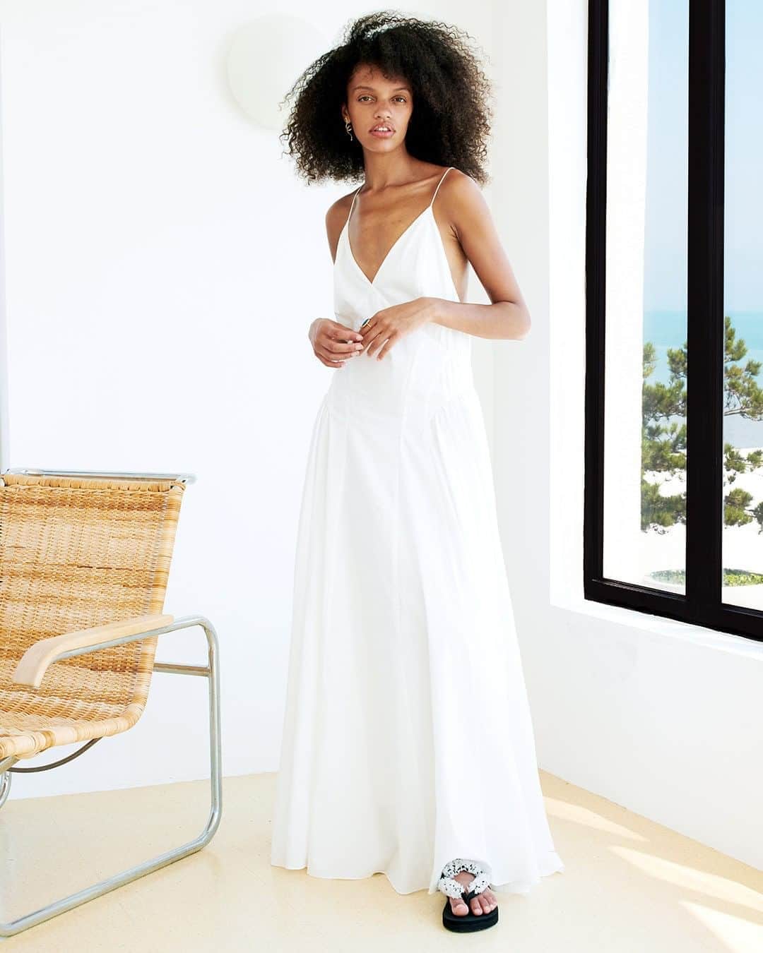 ネッタポルテさんのインスタグラム写真 - (ネッタポルテInstagram)「WHITE OUT: Perfect for summer evenings, white dresses like @tovestudio's style are so fresh and make you look instantly put-together.  Tap the link in bio to shop at #NETAPORTER.」8月24日 4時00分 - netaporter