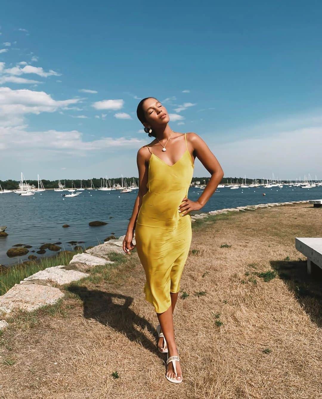 ダニジョーのインスタグラム：「Moments of beauty 🌼 @alanaamonteiro_ in the daffodil midi dress & twiggy earrings」