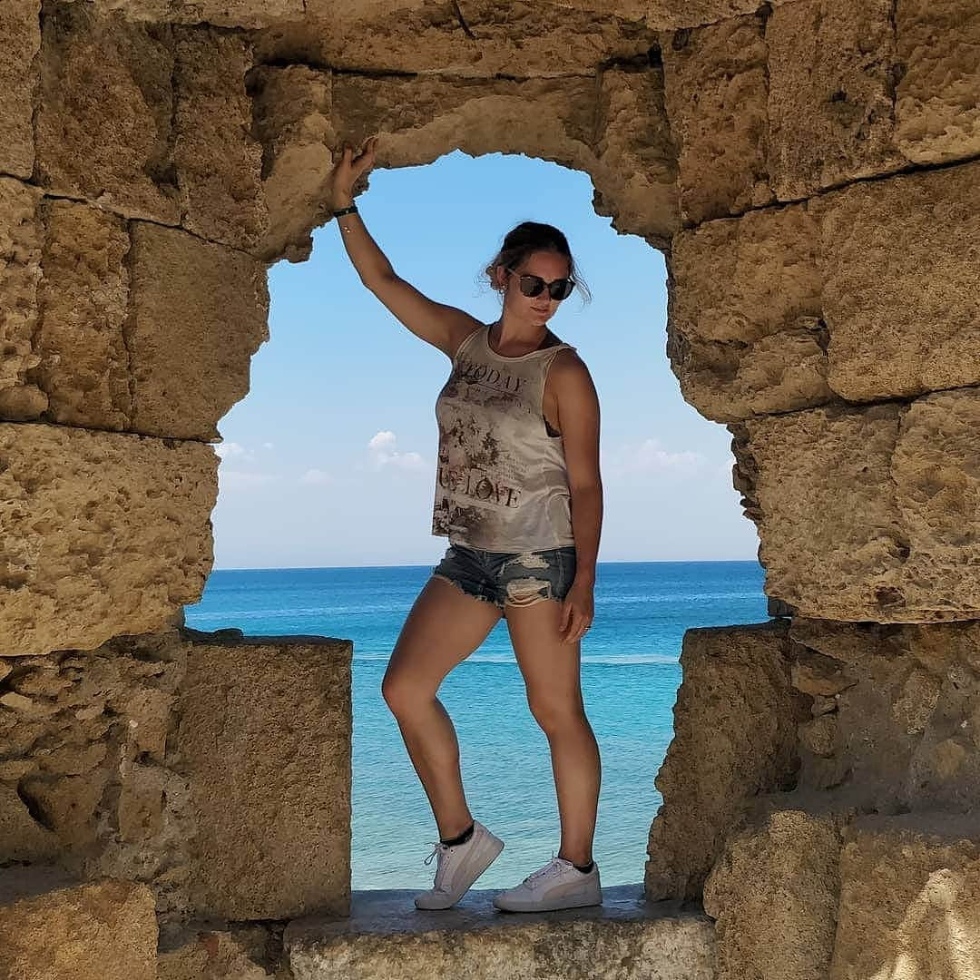 ジェニファー・ピンチズさんのインスタグラム写真 - (ジェニファー・ピンチズInstagram)「Hole in the wall!! ☀️🌊 #greece #rhodes #forthegram #thosebluestho! 💙」8月24日 4時14分 - jennifer.pinches