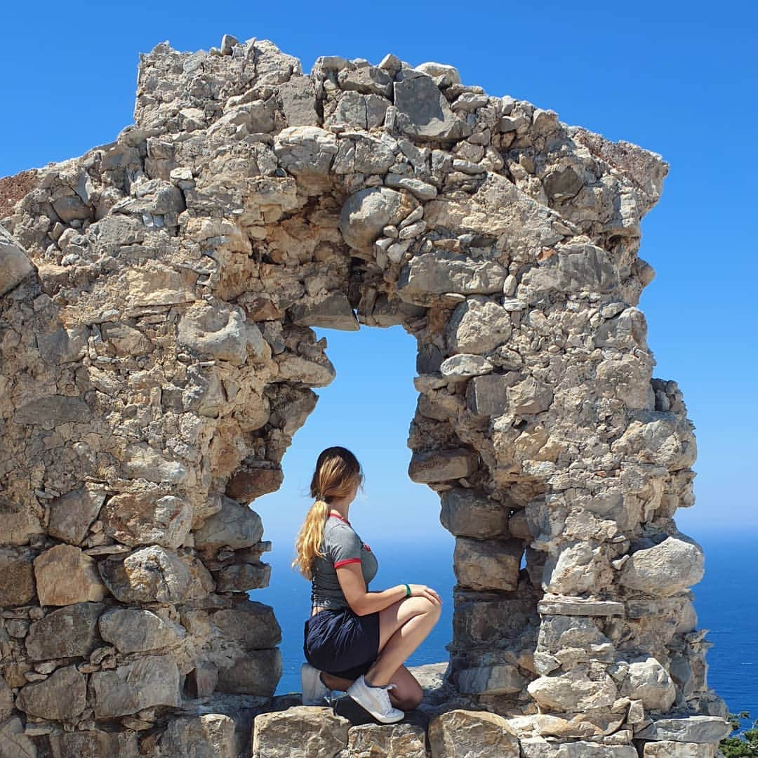 ジェニファー・ピンチズさんのインスタグラム写真 - (ジェニファー・ピンチズInstagram)「Hole in the wall!! ☀️🌊 #greece #rhodes #forthegram #thosebluestho! 💙」8月24日 4時14分 - jennifer.pinches