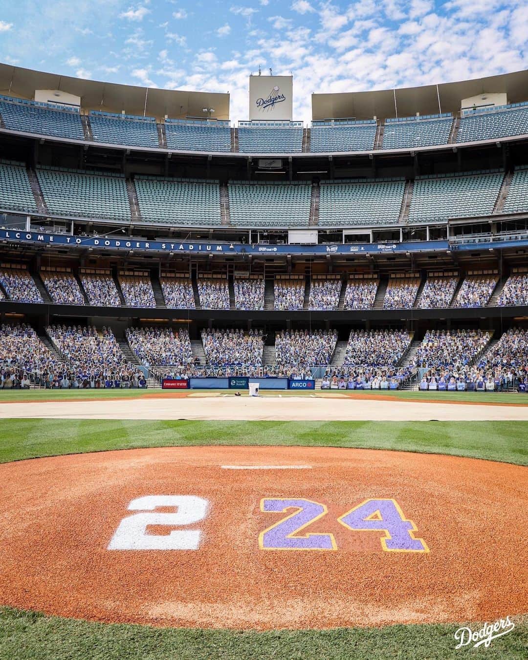 Los Angeles Dodgersさんのインスタグラム写真 - (Los Angeles DodgersInstagram)「For Kobe and Gigi.」8月24日 4時15分 - dodgers