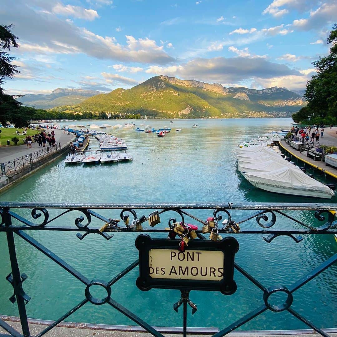 ユナ・デュフネのインスタグラム：「Pont des amours ❤️ . . . #Annecy #Pont #Lake #Beautiful #Summer #goodtimes #Chill #blue #August」