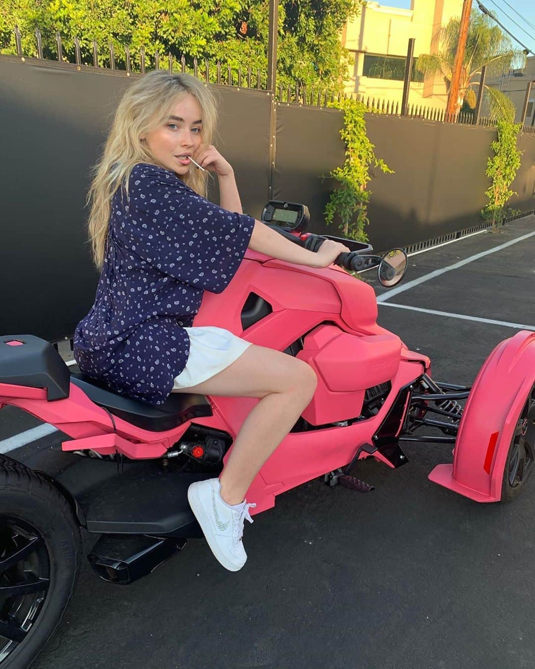 サブリナ・カーペンターのインスタグラム：「it’s mr steal your bike @pinksweats」