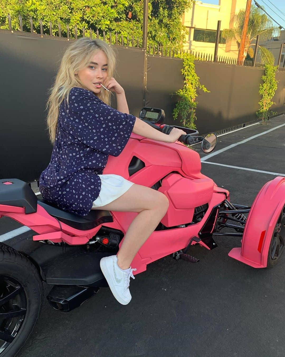 サブリナ・カーペンターさんのインスタグラム写真 - (サブリナ・カーペンターInstagram)「it’s mr steal your bike @pinksweats」8月24日 4時18分 - sabrinacarpenter