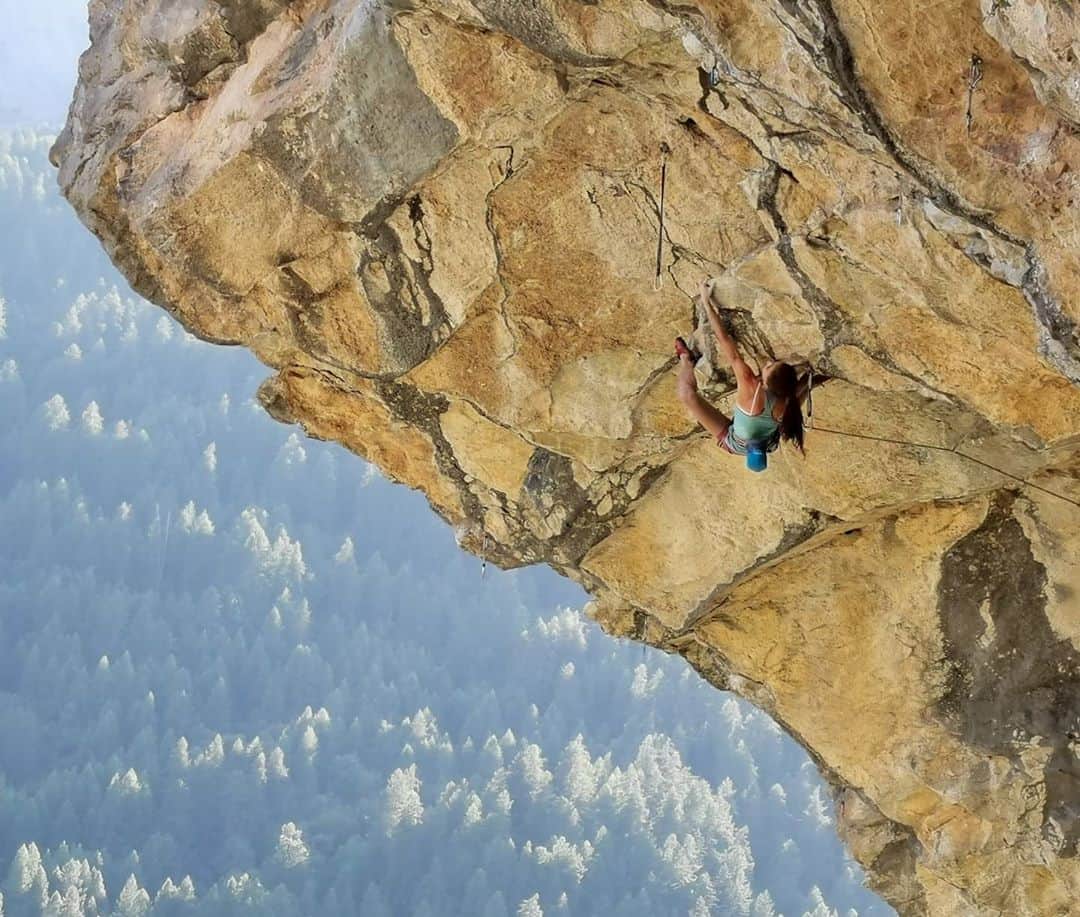 ローラ・ロゴラのインスタグラム：「First 9a in a day: "La Prophétie des grenouilles" 3rd go 💪💪 📷 @idamutto  . . . #climbing_pictures_of_instagram #picoftheday #loveclimbing #climbforlife #escalade #escalada #grimper #klettern #montura #wildclimb #campcassin #italy #rome #bomber #instagood #instalike  #instagram  @climbskinspain @agripp_climbingholds @montura_official @wildclimb @fiammeoromoena @dao_sport」