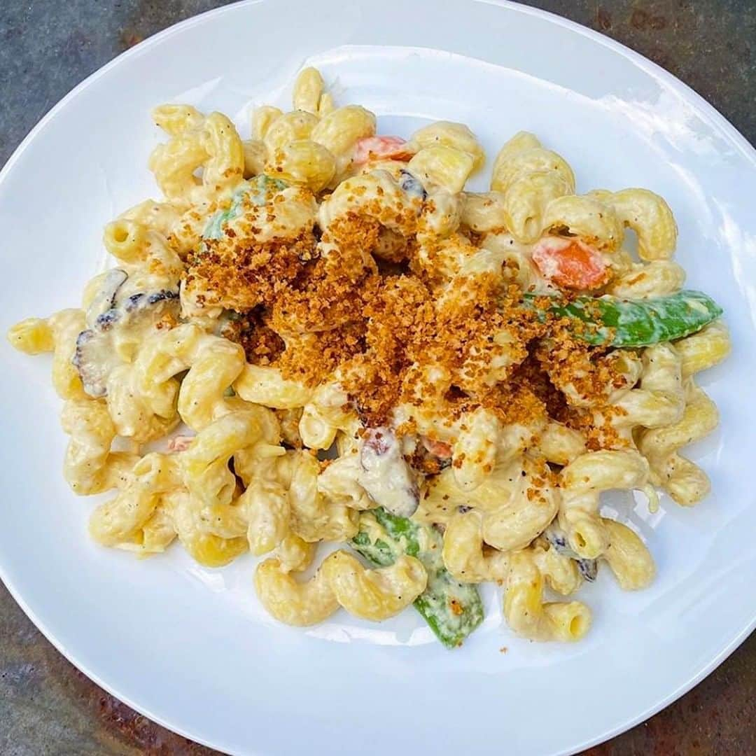 Food & Wineさんのインスタグラム写真 - (Food & WineInstagram)「Pasta that's super creamy without being heavy and loaded with veggies is a summer dream! Tap the link in our bio to make @anntaylorpittman's vegan pasta primavera like Restaurant Editor @khushandoj did. 👀」8月24日 4時31分 - foodandwine