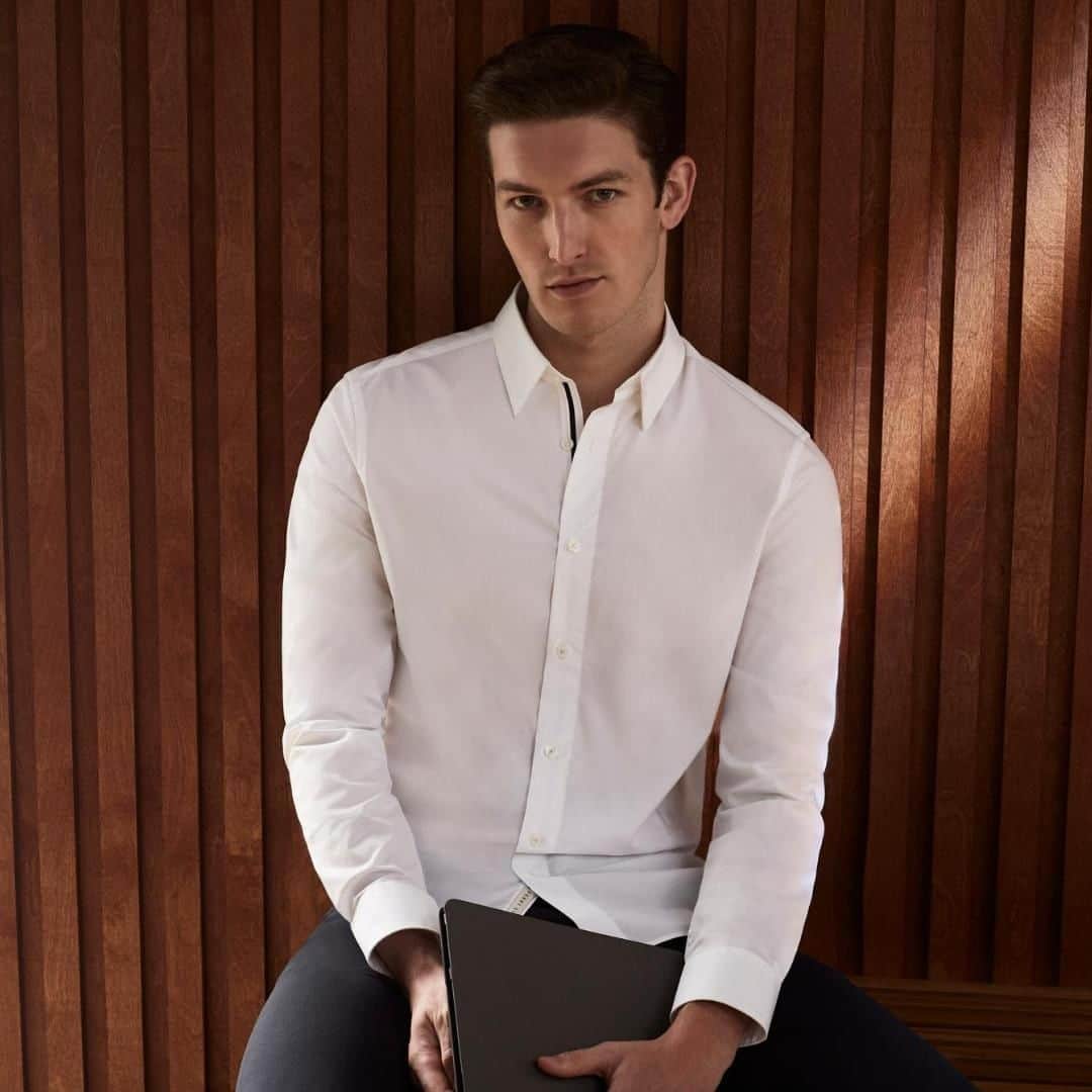 ペリーエリスのインスタグラム：「Make your mark on a new week in a forever classic. Our Untucked Poplin Shirt made from 100% cotton, making the return back to work a little easier. #lifereadysince1976」