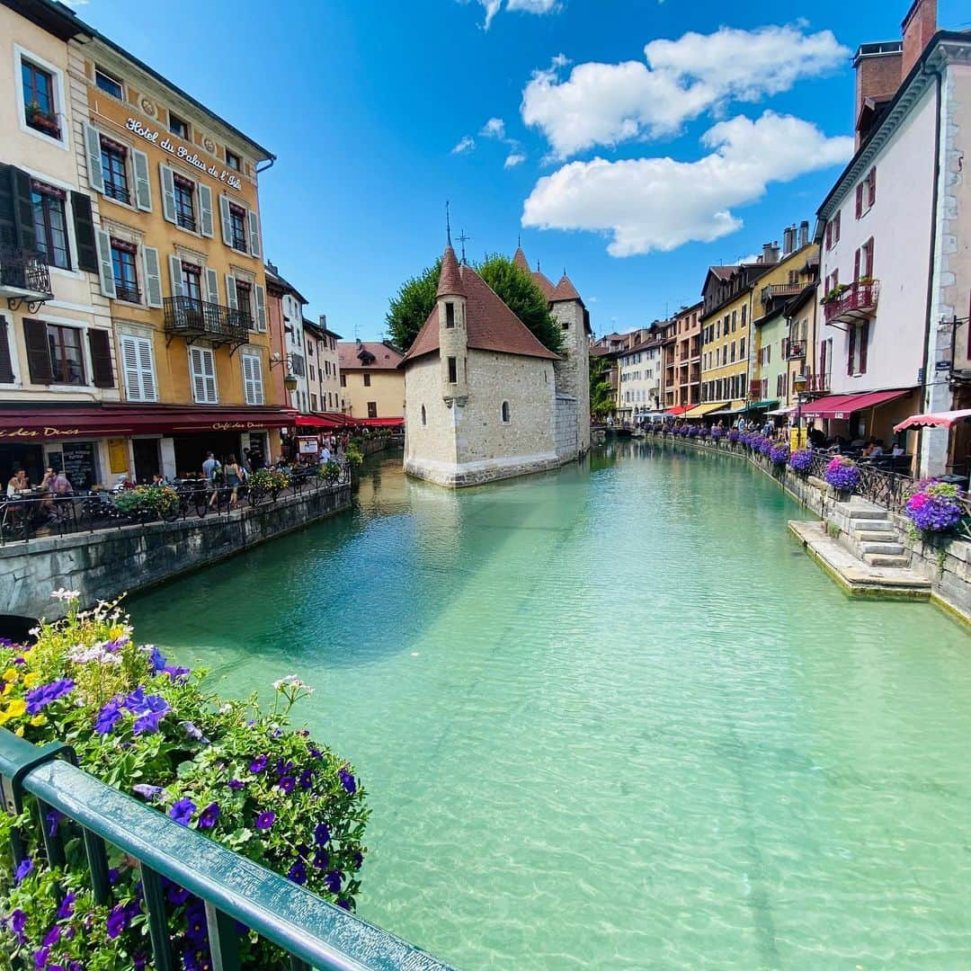 ユナ・デュフネさんのインスタグラム写真 - (ユナ・デュフネInstagram)「Le Vieil Annecy et ses belles couleurs 🌈 . . . #Annecy #Lake #colorful #Beauty #summer #August #goodtimes」8月24日 4時24分 - youna_d