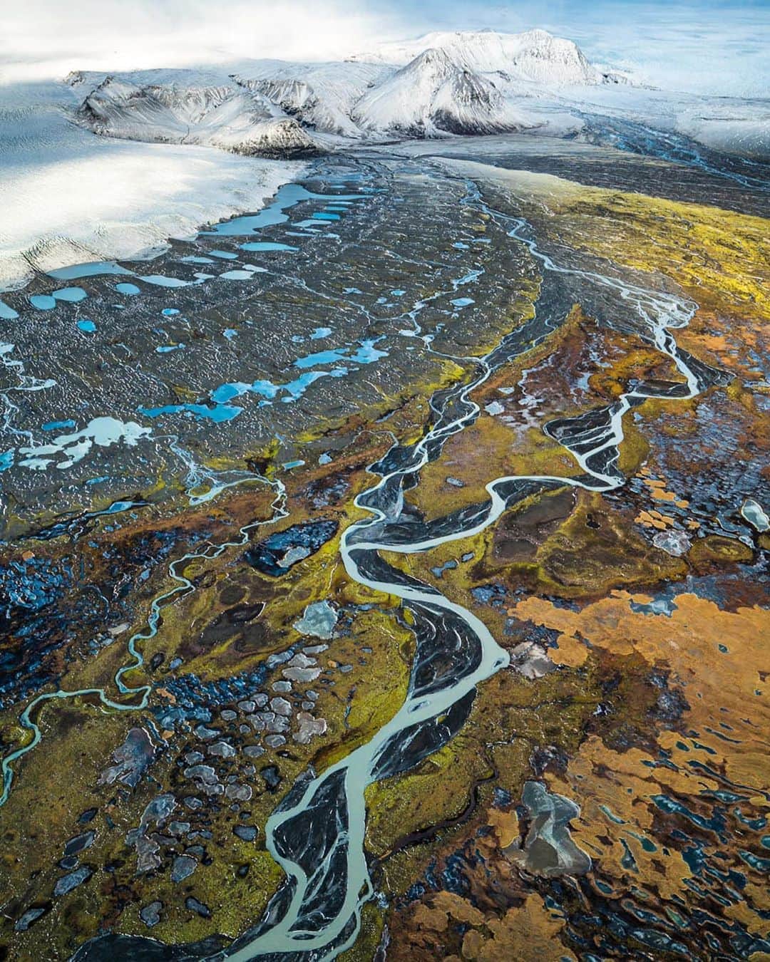 クリス・バーカードのインスタグラム：「The Hofsjökull glacier is by far my favorite I have ever documented. It’s gradual sloping ice-field gives way to many rivers & pools. Today, day 5 of our iceland bike traverse, we had the opportunity to ride past this glacier on a remote seldom traveled 4x4 route that forced us to cross over 25+ rivers- last week these were impassible. Luckily due to cold weather & an alpine start we were able to do so safely passing the geographic crux of our route- the section that was a big question mark. This was the section we most feared but also were most excited about. Our current route takes us through the heart of Iceland- as it should, passing through every major glacier until reaching the furthest point in the Westfjords.  Photo take years ago from the south side of the glacier More in my IG story」