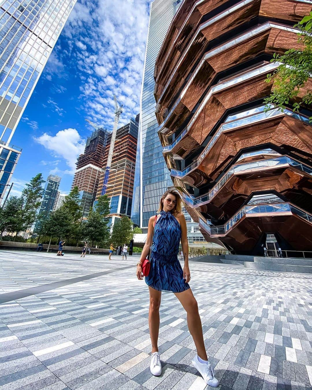 Anna Starodubtsevaさんのインスタグラム写真 - (Anna StarodubtsevaInstagram)「Perfect Sunday in NY 😎. ⠀ Perfect angle of the shot to make my legs look insanely long 🤪😂, almost looks like bad photoshop 😁. ⠀ Too bad every it gets is closed at Hudson Yards ,even famous vessel 😕. Good news Top Of The Rock at Rockefeller  Center is open now, headed there next.  ⠀  New York City feels much better overall , people are finally coming out and smile 😊.  The hope is there 🥰.  ⠀  ⠀ #newyork  #hudsonyards #sundayinnyc #happysunday」8月24日 4時27分 - anyastar