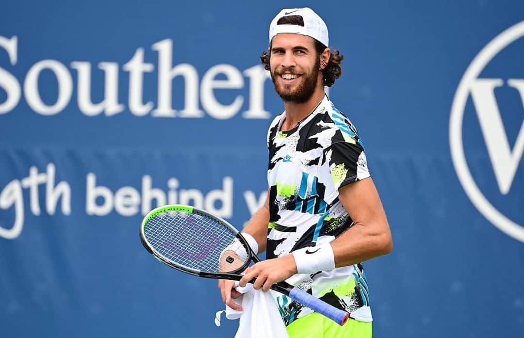カレン・ハチャノフのインスタグラム：「First win after 5 months 😁✅💪🏻 New outfit @nikecourt x @agassi 🔥」