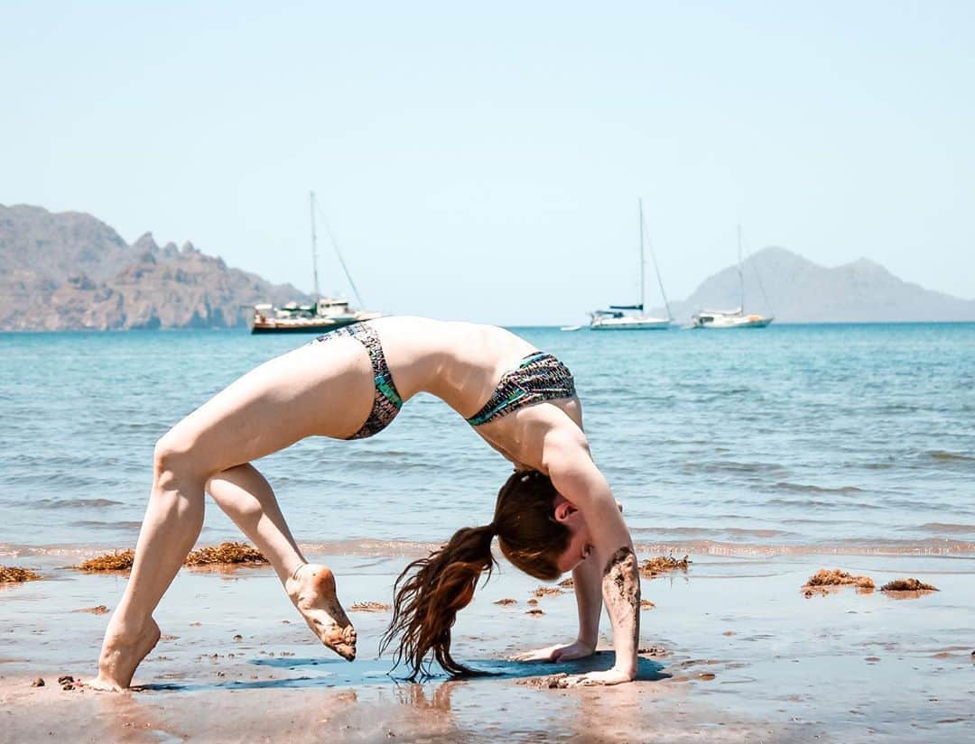 エイミー・デビッドソンさんのインスタグラム写真 - (エイミー・デビッドソンInstagram)「On our second wedding anniversary my husband and I went to Mexico. Every chance I got I would do yoga on the beach. I would stretch my body, do handstands, backbends, calm my mind through meditation and simply connect with my body. That seems like a world away...  I used to do yoga 5 to 6 days a week. Yoga ignited a passion in me that I have yet to find anywhere else. Yoga would calm my spirit while strengthening my body. Yoga helped me quiet my mind and center my soul. Yoga is a huge part of my life and yet I miss it terribly. In the past five months since the world has changed drastically, I’ve been on my mat three times. I’ve tried at home yoga on zoom and I just can’t get into it. My head is fighting my body and I simply don’t want to do it. I miss being in a yoga studio with my friends and teachers, I miss being surrounded by other people and feeling their energy. I long for the days of normalcy returning, but I fear those days are long gone. What we used to think of as “normal” seems like a distant memory to me. Are you feeling this way as well? Do you miss your community? Your church? Your gym? Your children’s schools? Your yoga community? What are you doing to stay healthy- mind body and spirit? I think I need to go for a run...  Xoxoxo  Once a #yogi always a yogi. #yoga #yogapractice #yogaeverydamnday #yogainspiration #yogaposes #yogaathome #yogaeverywhere #yogagirl #yogisofinstagram #namaste #mom #yogamom #mommy #beach #beachlife #sand #salt #backbend #handstand #love #loveyourself #loveyou」8月24日 4時33分 - amy_davidson