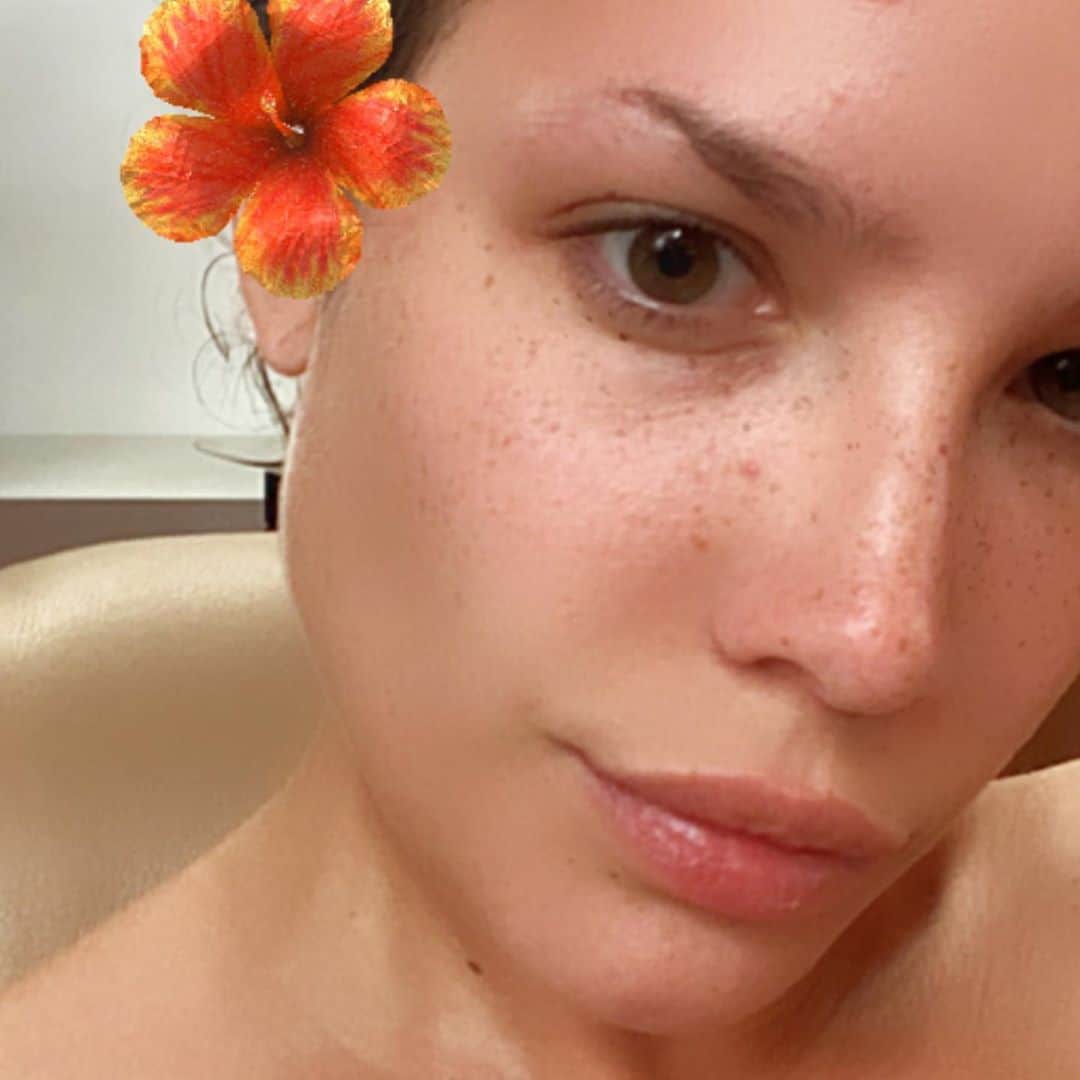 Halseyのインスタグラム：「please stop, you’re scaring me.」