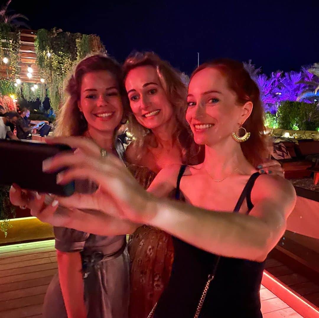 ロッテ・ヴァービークのインスタグラム：「Bloody selfies 😆 #dutchgirls 🇳🇱 en vacances 🇫🇷」