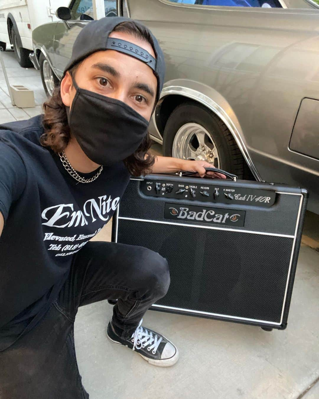 ピアス・ザ・ヴェイルのインスタグラム：「Every new instrument brings its own unique inspiration. Every amp makes me play differently and the same for every guitar. Thanks @badcatamps for building us this beauty to work on our new album! 🖤🐱」