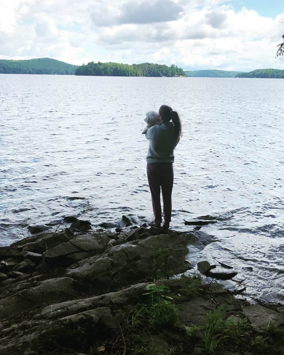 アレクサンドラ・ポールのインスタグラム：「The good life ❣️————- #lakeofbays #lakelife  #coton #cotondetulear」