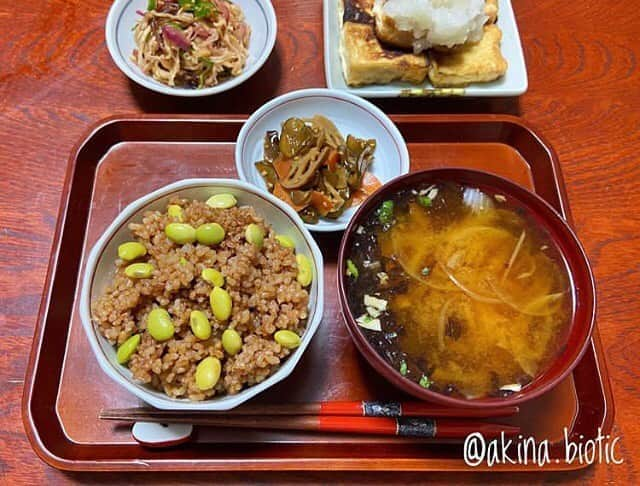 veggy_ambassadorさんのインスタグラム写真 - (veggy_ambassadorInstagram)「Repost from @akina.biotic   〜本日のメニュー〜 枝豆入り発芽玄米ごはん 海藻と玉ねぎのお味噌汁 福神漬け 厚揚げ焼き 切干し大根の梅中華サラダ  今日も暑かったですね〜💦 お味噌汁は熱々は飲みにくいので、少し冷まして頂きます❤️ 酵素が残るように冷ましてから味噌をとくと🙆‍♀️✨  今日も大根で脂をデトックス〜❤️ 切干し大根には身体に溜まった古い脂を排出する効果があります❤️ 厚揚げ焼きには大根おろしを❤️ 脂を分解してくれる効果があります✨  発芽玄米ごはんは👇 @nadeshiko_healthy_life  酵素玄米にして消化よく頂きます❤️  #ビーガン #ヴィーガン #マクロビオティック #マクロビ #プラントベース #f52grams #vegan#vegetarian #japanesefood #japanesefoodlover #vegancommunity #veganvlogger #foodblogger#veganfoodshare #料理好きな人と繋がりたい#食養 #おうちごはん #子供ごはん #こどもごはん #雑穀マイスター #akinabiotic #菜食#グルテンフリー　#動物性不使用#乳製品不使用#卵不使用#白砂糖不使用#酵素玄米#発芽玄米」8月24日 4時49分 - nadeshiko_official_shop