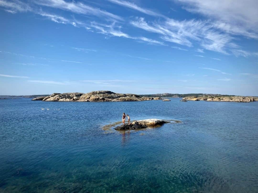 National Geographic Travelさんのインスタグラム写真 - (National Geographic TravelInstagram)「Photo by @justin.jin  My wife, Heleen, and our daughter, Jasmine, swim around the Koster archipelago, a protected reserve off Sweden’s west coast. The landscape, dominated by smooth bedrock, bears witness to volcanic activity and subsequent wear due to the Ice Age. It’s summer, but the water is cold.  Please follow me @justin.jin for more stories and images from around the world. #sweden #koster #island #sea #wildswimming」8月24日 5時05分 - natgeotravel