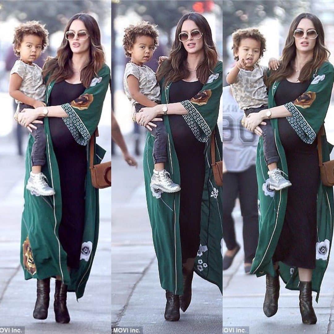 ニコール・トルンフィオのインスタグラム：「@bumpsuit “The Dress” is super soft and buttery, so unbelievably comfortable to take you alll the way through your pregnancy and post partum. Also works if your not pregnant and just want the coziest quarantine outfit! All @bumpsuit styles are double lined to give you that extra coverage and make you feel supported #bumpsuitstyle」