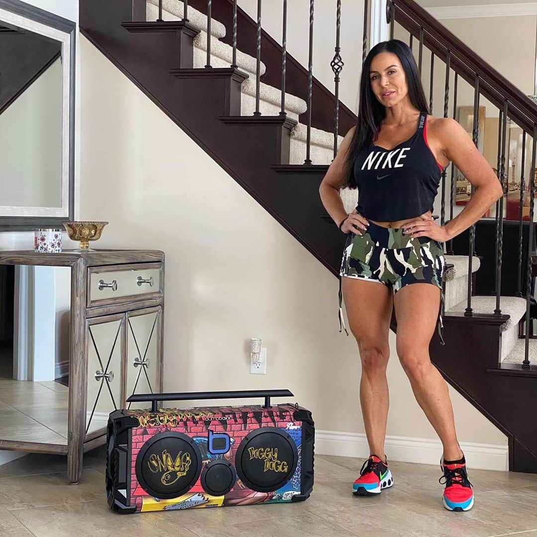Kendra Lustさんのインスタグラム写真 - (Kendra LustInstagram)「Loving my @bumpboxx Thank you! Great for listening to my #podcast , music .. all connected with Bluetooth. #sundayvibes @snoopdogg 🙌🏻 that’s a lot of Bumpboxx🍑」8月24日 5時03分 - kendralust